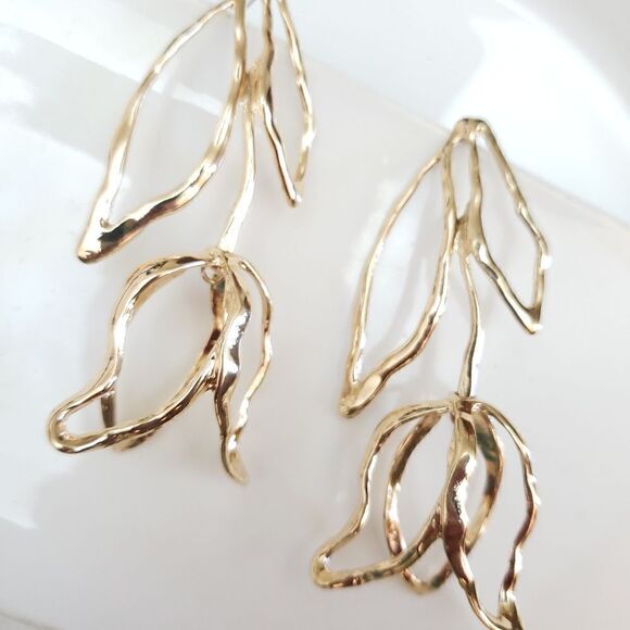 New! Zara Tulip Earrings - Picture 9 of 10